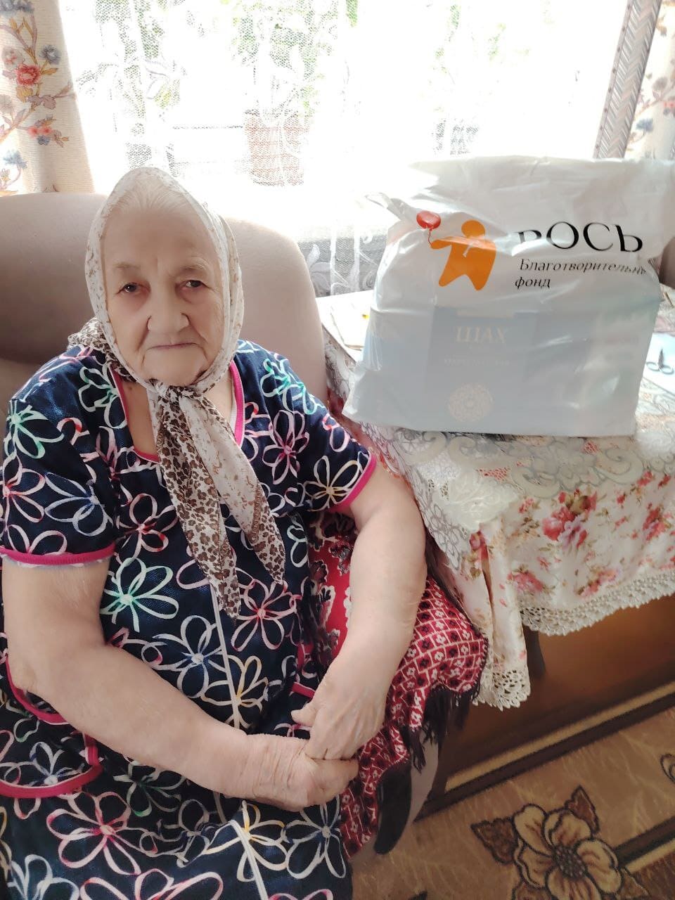 Вручаем продуктовые наборы от благотворительного фонда 